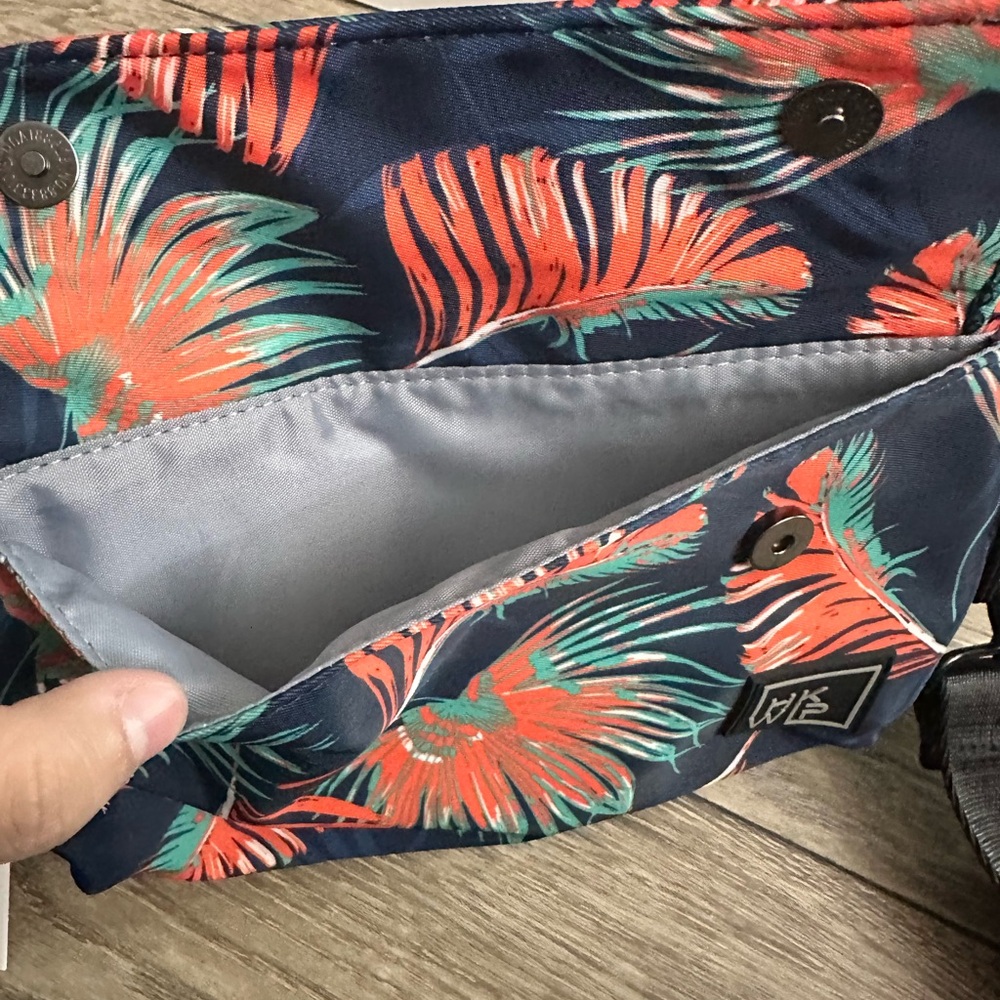 🌴 NWT The Front Pocket Crossbody – Tropical Navy (4-in-1 Convertible Bag) 🌴 - Picture 11 of 16